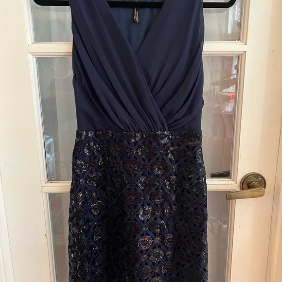 NWOT SZ 0 Laundry by Shelli Segal Navy and Black Sequined V neck sheath. - Picture 4 of 4
